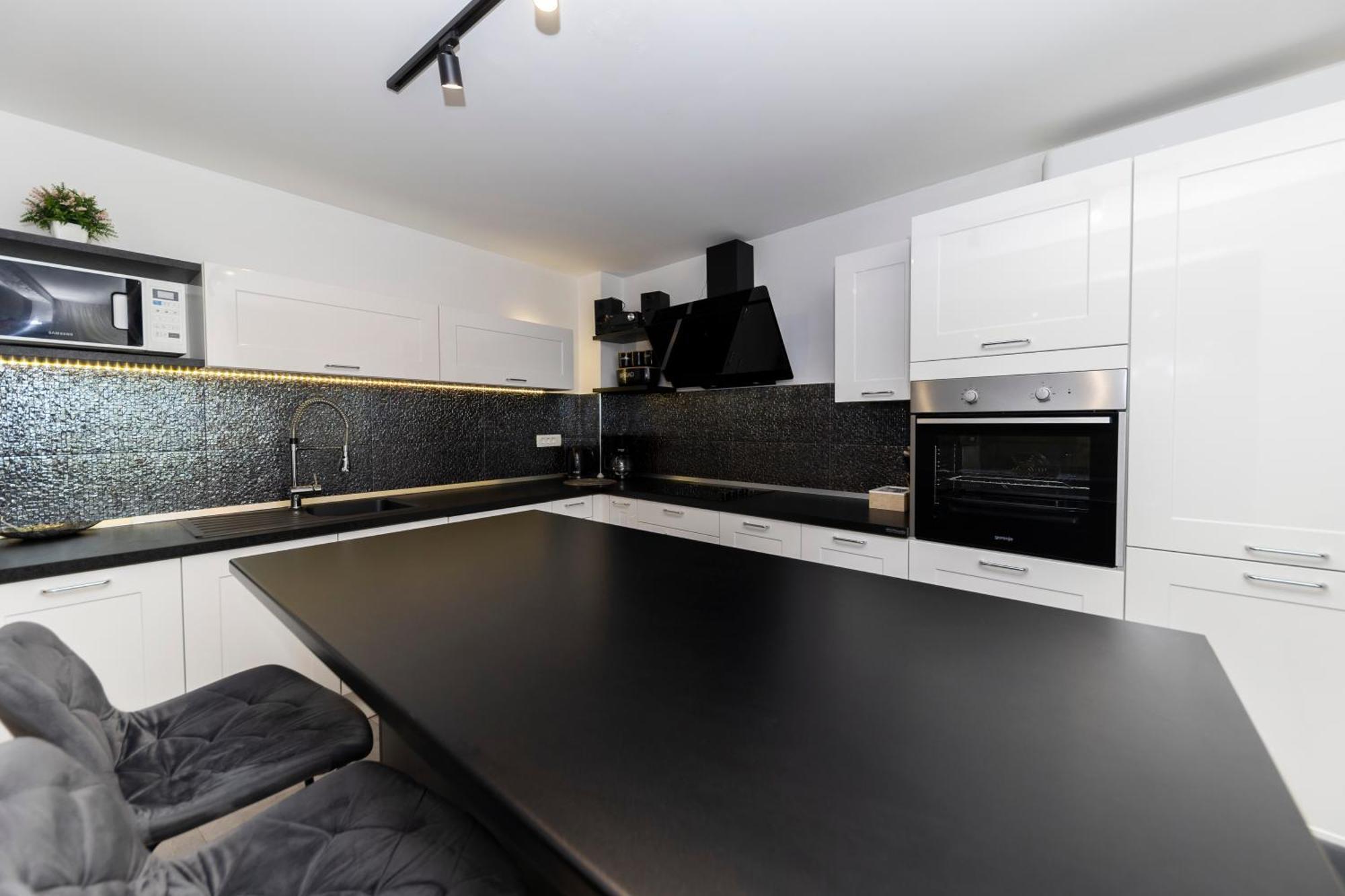 Nikky 2br Apt. In Old Town Centre Apartament