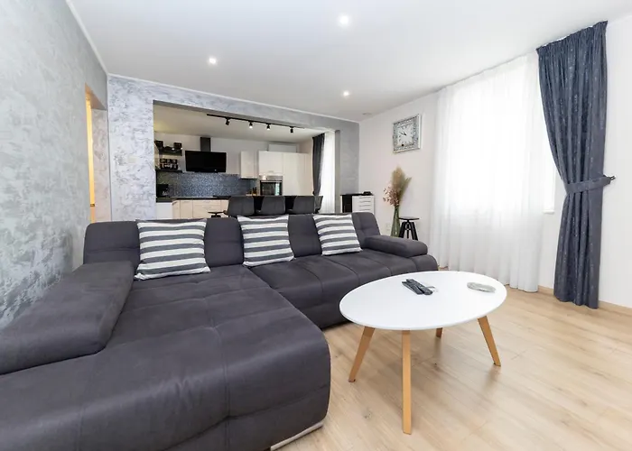 Nikky 2Br Apt. In Old Town Centre